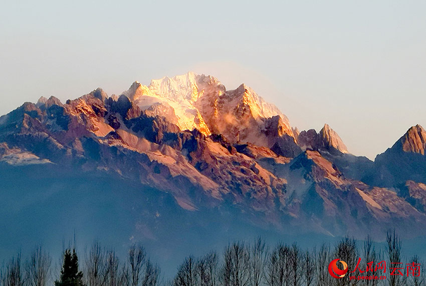 麗江玉龍雪山迎來了今年的首場降雪。和儉攝