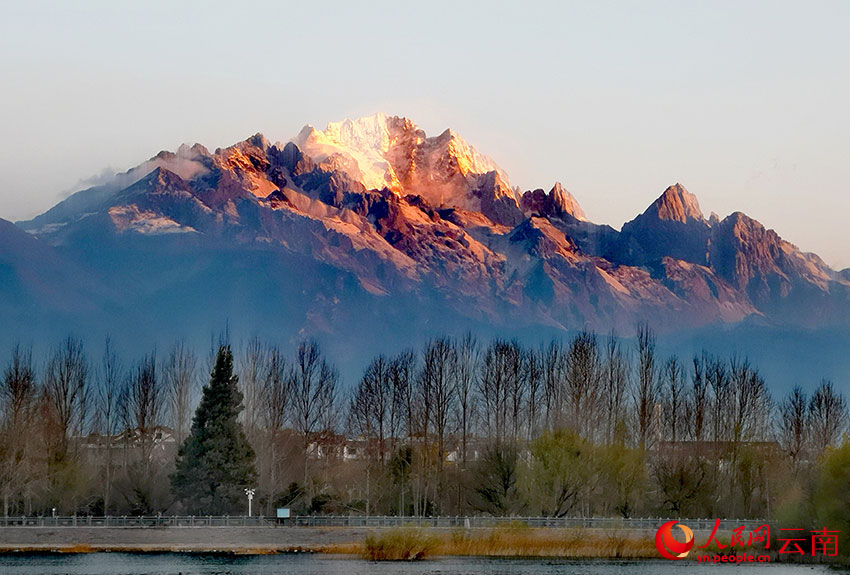 丽江玉龙雪山迎来了今年的首场降雪。和俭摄