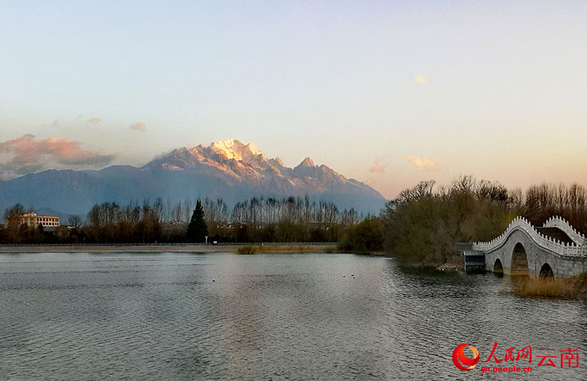 丽江玉龙雪山迎来了今年的首场降雪。和俭摄