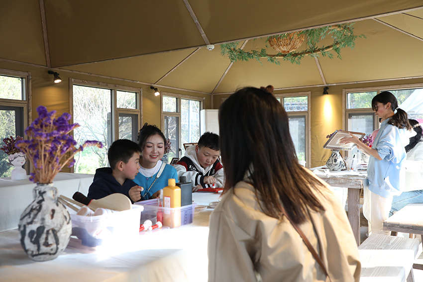 游客参与非遗体验。