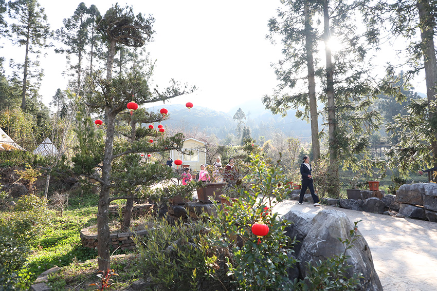 游客在村间徒步。