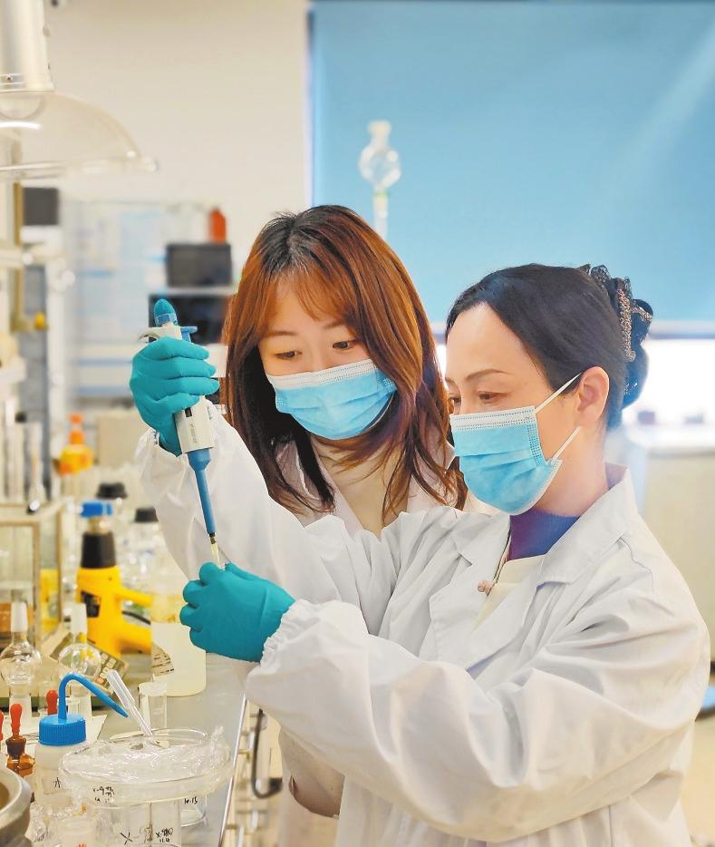 何严萍（右一）指导学生做实验。 受访者供图