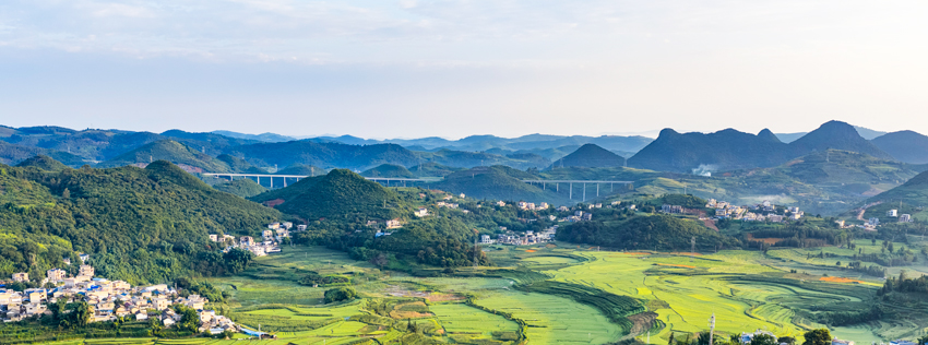 文山州文山市薄竹鎮莫哈紀村梯田與青山、村落相映成趣，美如畫卷。熊平祥攝