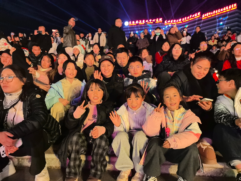 乌蒙水乡公园游客观看演出。