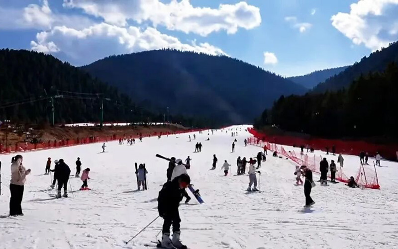 香格里拉七星雪滑雪场。