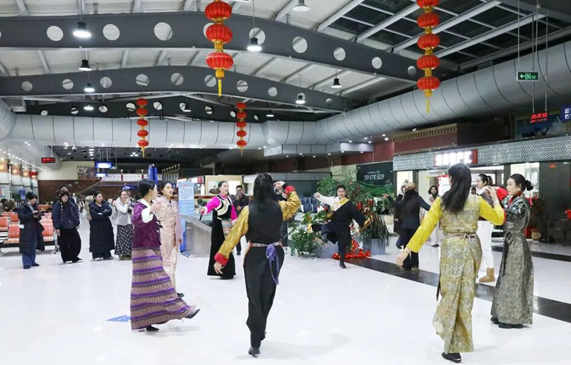 跳起欢快的舞蹈，迎接游客的到来。