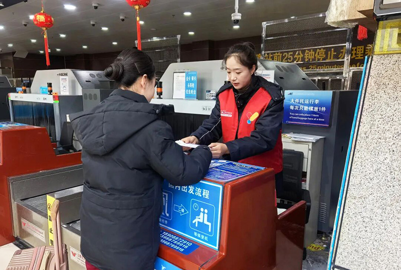 迪庆香格里拉机场为游客提供温馨服务。