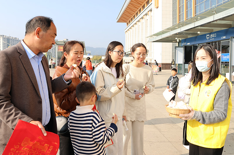 :游客品尝沾益米糕。