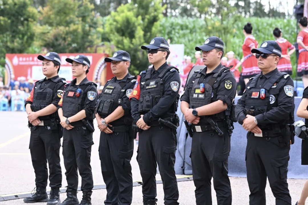 在一线执勤的民警。