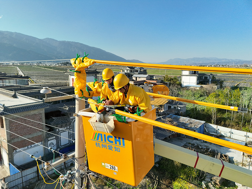 春節期間,大理供電局帶電作業人員在喜洲鎮河矣江村開展帶電作業,解決台區長期重載及低電壓問題。