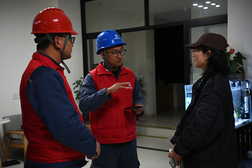 李秋鵬和隊友到大理古城泊然民宿走訪,了解用戶用電情況並宣傳供電服務渠道。
