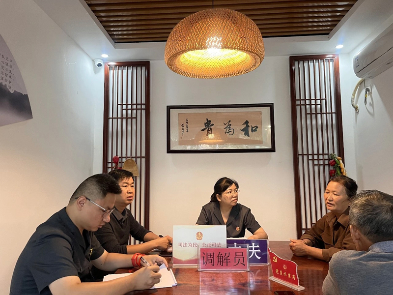 法官在凤凰花调解室调解。