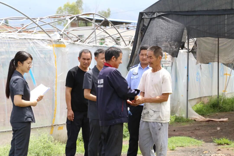 法官到田间地头组织调解。