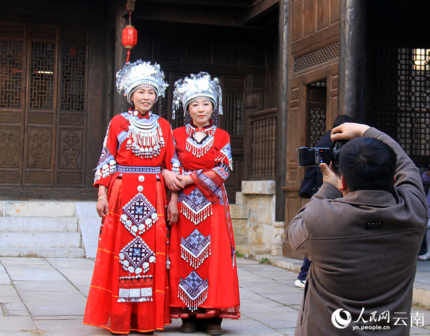 游客在老宅打卡。人民网记者 程浩摄​