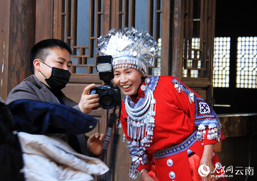 游客在老宅打卡。人民网记者 程浩摄