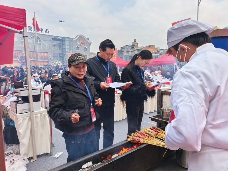 评委们为参加昭通小肉串技能竞赛的烤师评分