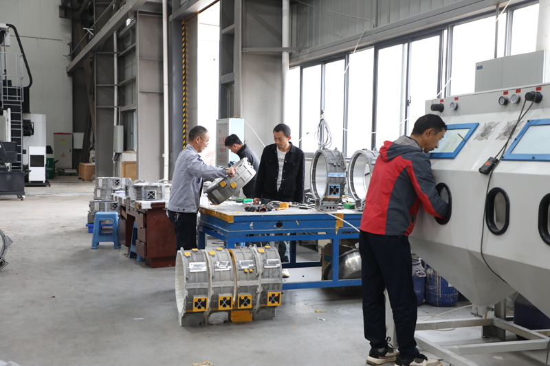 工人在工位上忙生產。