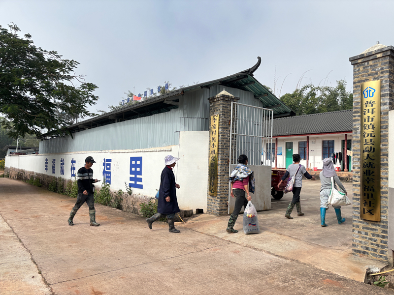 工人们中午收工后回到社区。刘晓琼摄