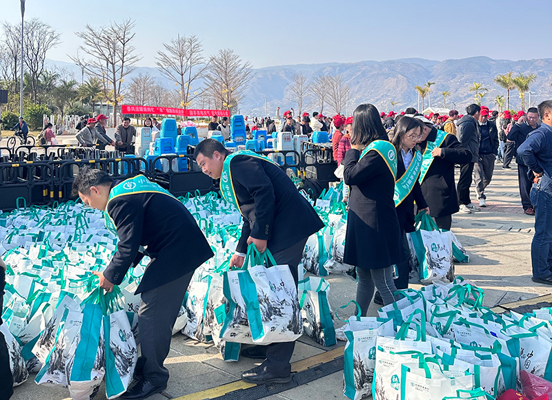 農行工作人員正在准備暖心禮包---來源:中國農業銀行雲南省分行