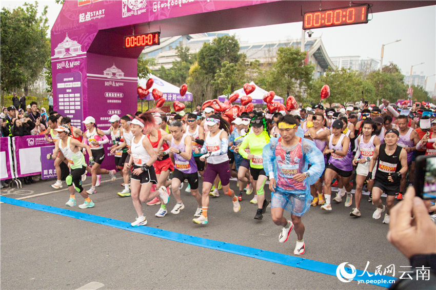 2026中缅瑞丽—木姐跨国马拉松开跑,参赛选手冲出起跑线。人民网 薛丹摄