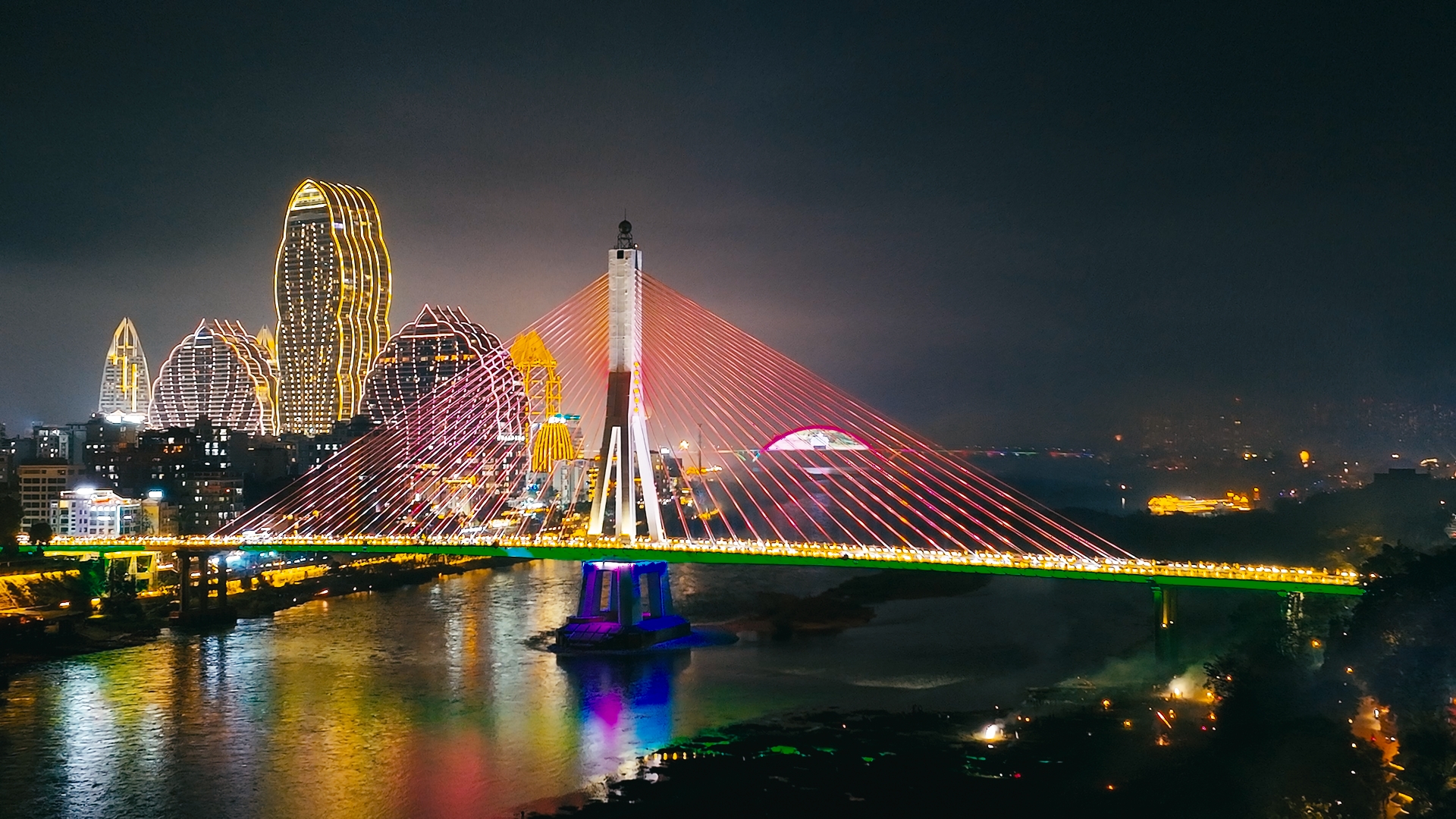 西双版纳澜沧江大桥灯火璀璨。