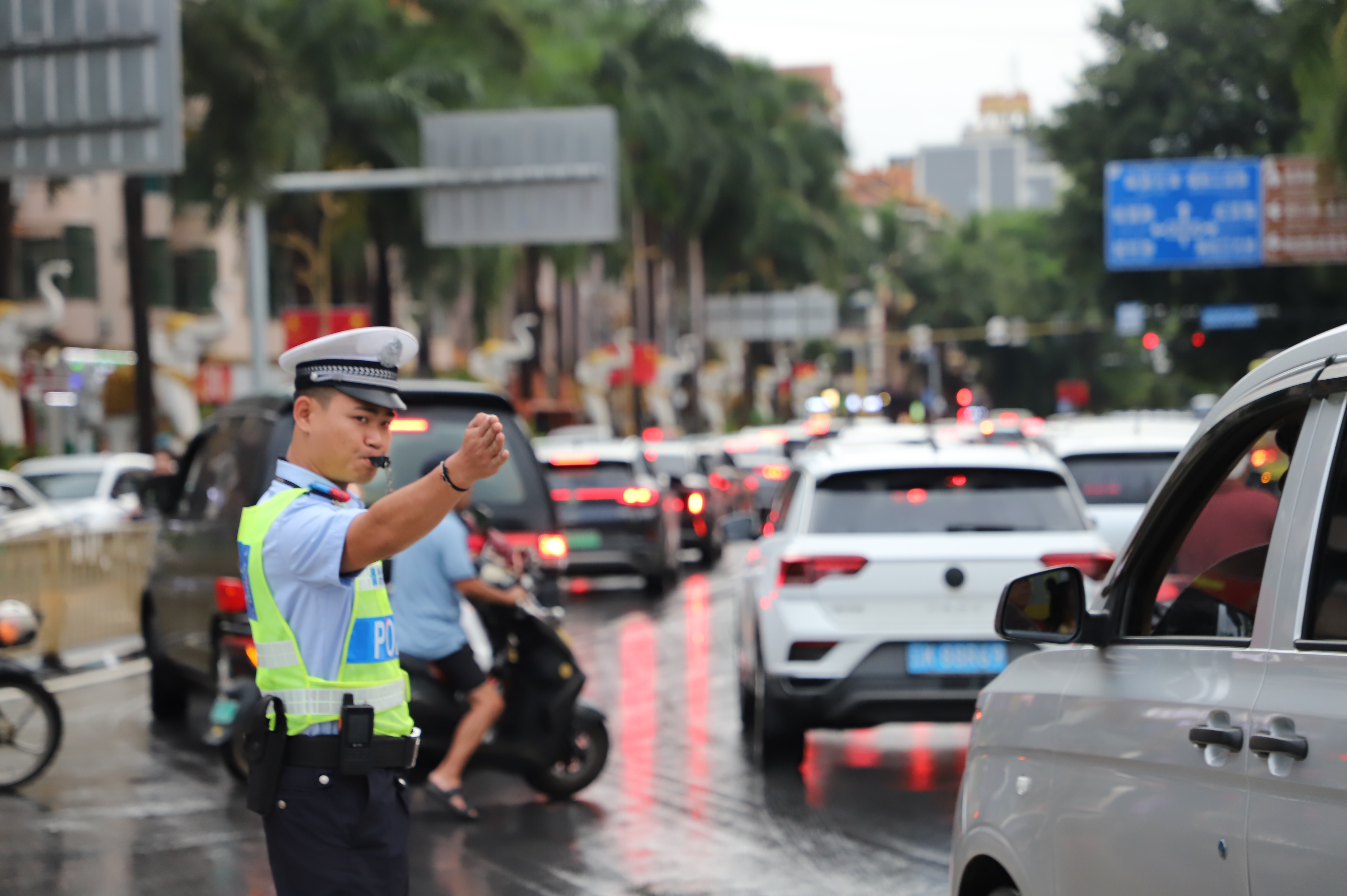 春节期间，民警在景洪市宣慰大道维持交通秩序。