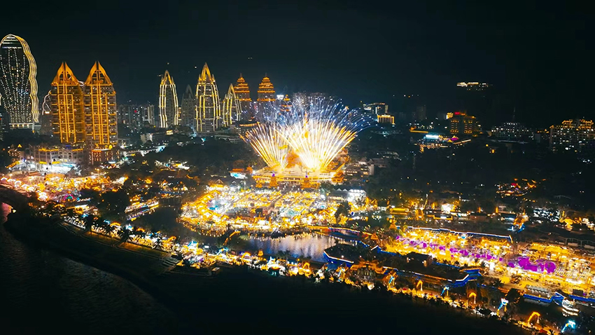 春节期间，景洪市星光夜市举行烟火秀。