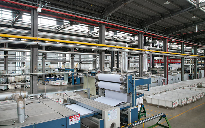 生产梭织布。杨建梅摄