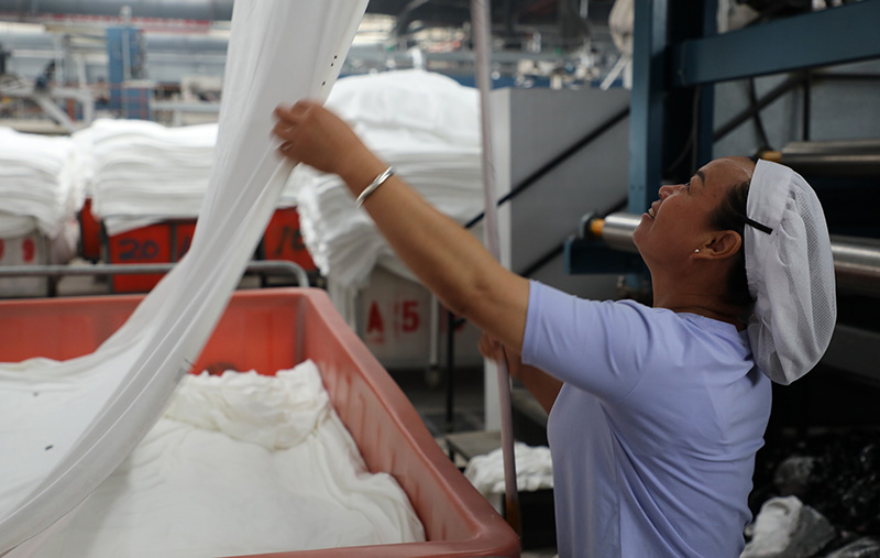 织布女工正在生产作业。杨建梅摄