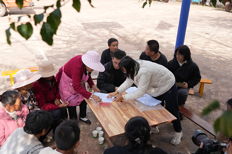 勐先鎮黃寨村林農簽字領取收益分成。楊媚攝