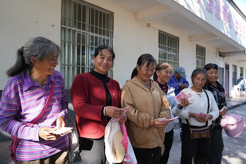 寧洱鎮化良村林農喜領碳匯收益分成。楊媚攝