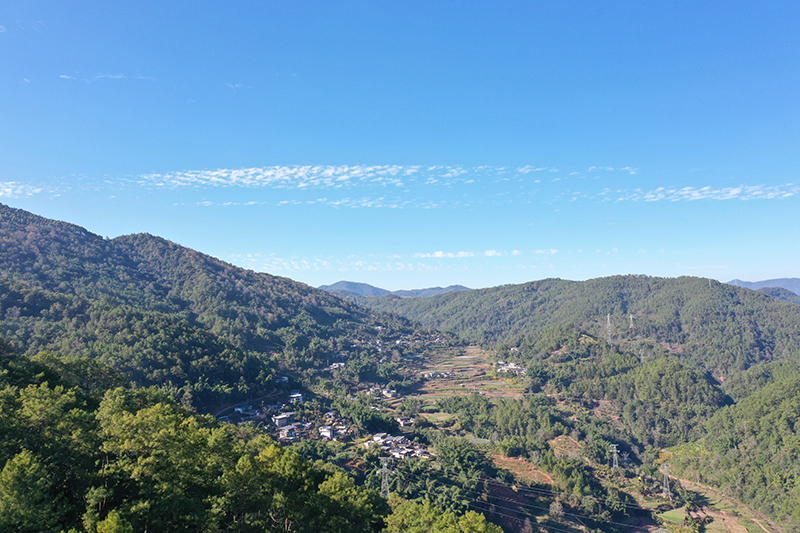 藍天之下青山環繞的化良村。楊媚攝