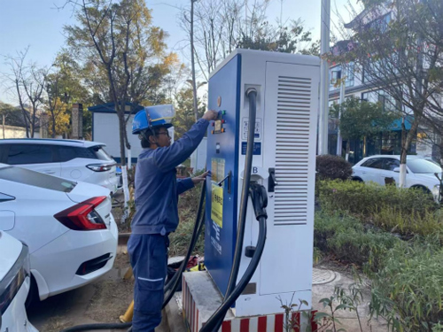 南網雲南電動工作人員開展服務。