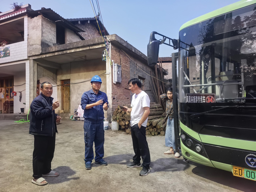 曲靖師宗供電局工作人員在春節假期現場引導新能源車用戶分時充電。趙振東攝