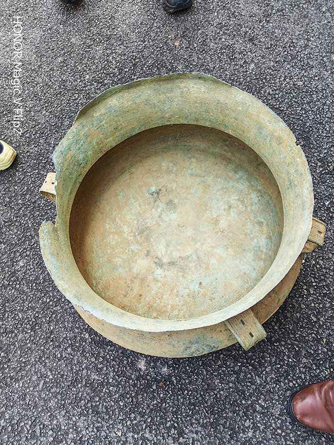 【圖1】雲南威信村民挖掘到的東漢銅鼓正面。-受訪者供圖