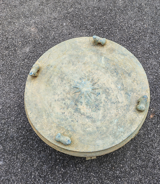 【圖2】雲南威信村民挖掘到的東漢銅鼓底面。-受訪者供圖
