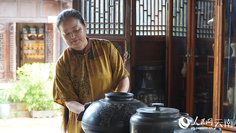 周冬英在自家的紫陶工作室。 夏丽萍摄