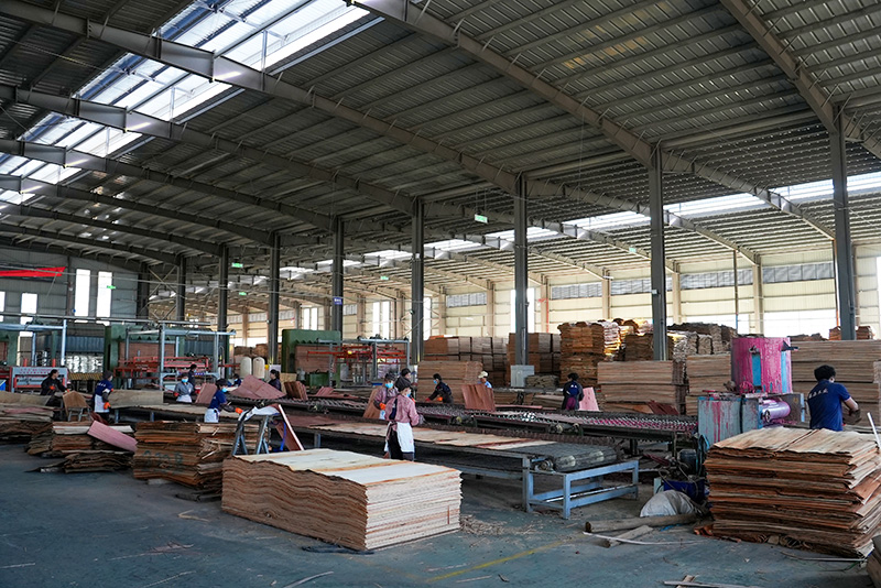 工人正在車間工作。刁弘智攝