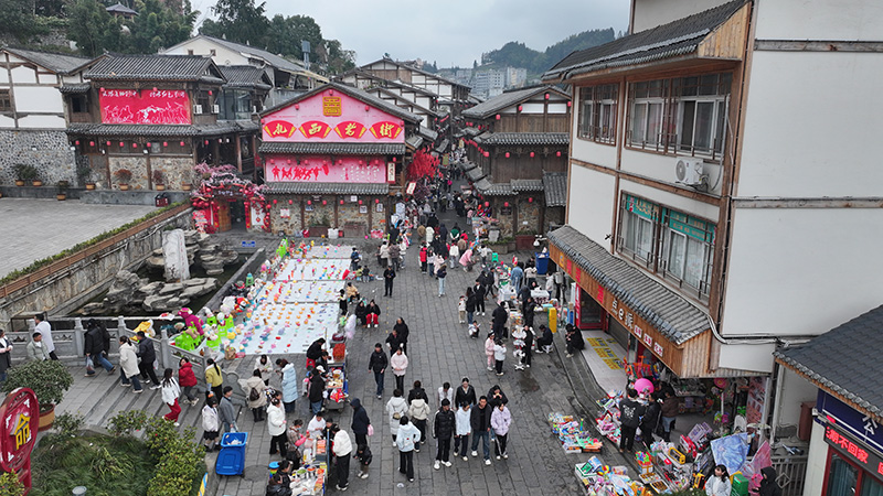扎西紅色小鎮游人如織。