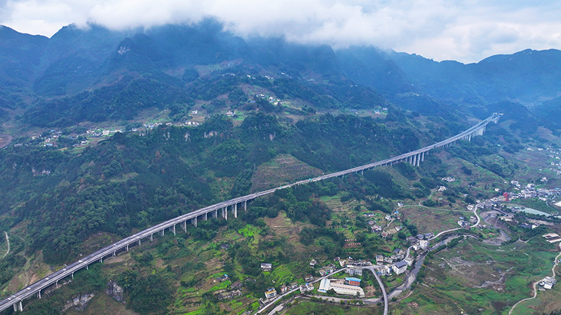 宜畢高速穿村而過。