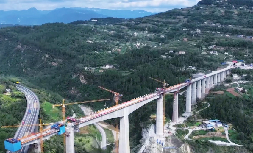 图为建设中的渝昆高铁云南段。李正昱摄