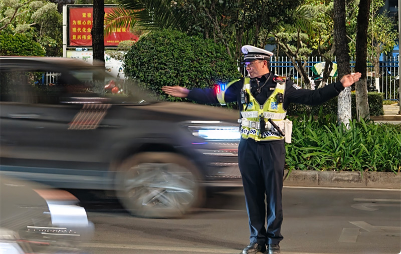 民警在指揮交通。永仁縣公安局供圖