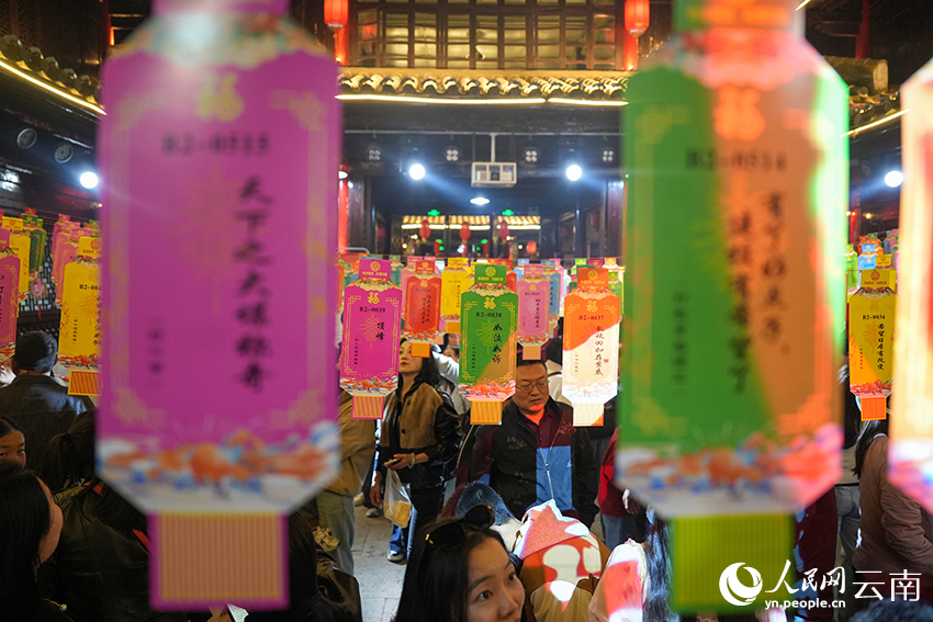 3月4日晚，市民游客在雲南省曲靖市陸良縣爨文化傳習所內猜燈謎。人民網記者 虎遵會攝