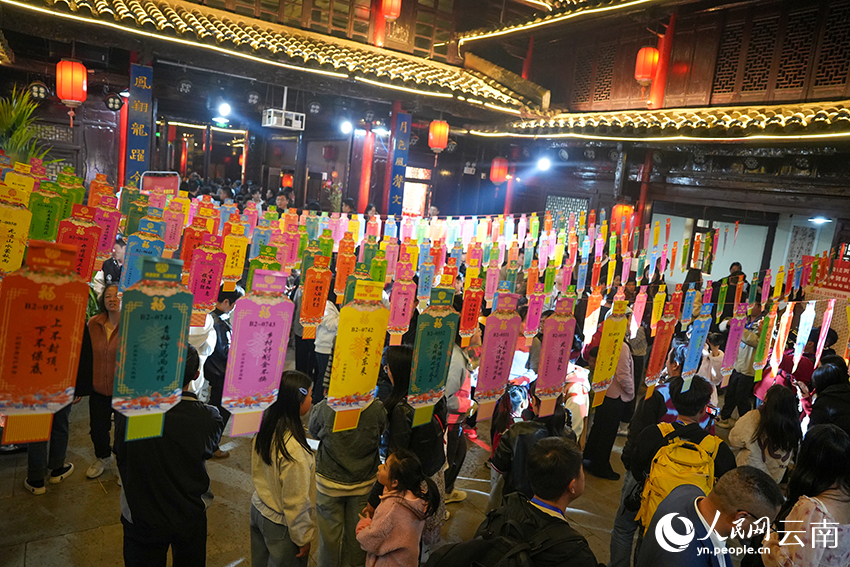 3月4日晚，市民游客在雲南省曲靖市陸良縣爨文化傳習所內猜燈謎。人民網記者 虎遵會攝