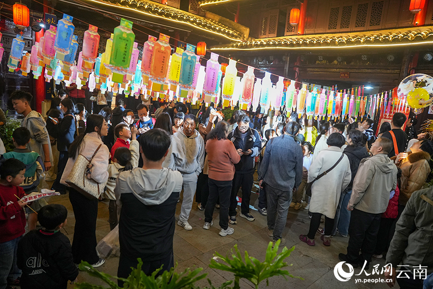 3月4日晚，市民游客在雲南省曲靖市陸良縣爨文化傳習所內猜燈謎。人民網記者 虎遵會攝
