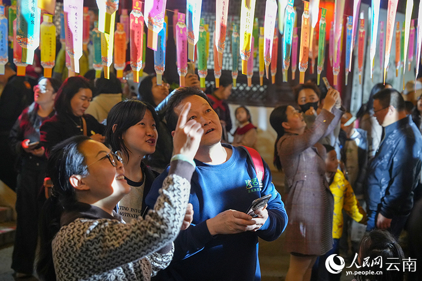 3月4日晚，市民游客在雲南省曲靖市陸良縣爨文化傳習所內猜燈謎。人民網記者 虎遵會攝