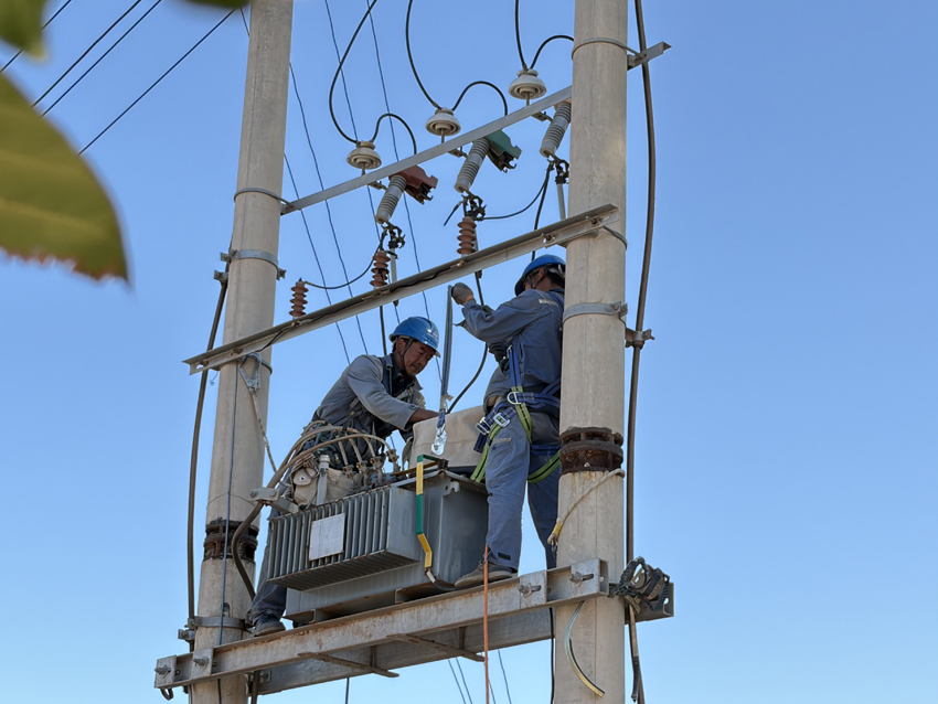 麗江永勝供電局程海供電所高效完成10台輪換及新增配變投運工作。滿天星攝