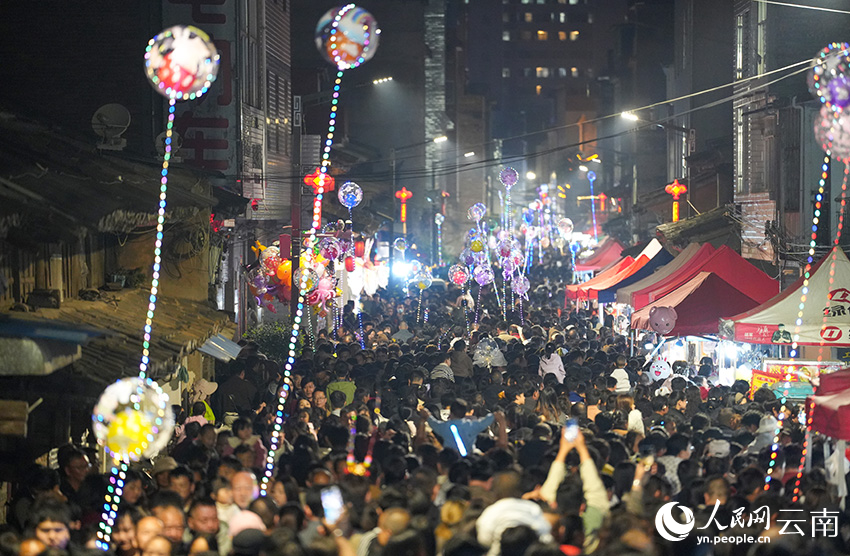 3月4日晚，云南省曲靖市陆良县城南大桥附近游人如织。人民网记者 虎遵会摄