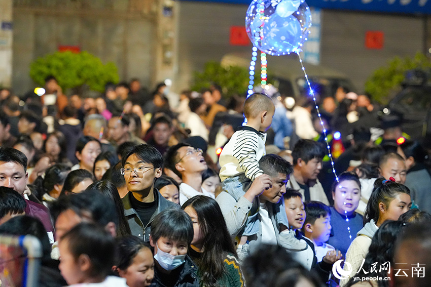 3月4日晚，云南省曲靖市陆良县城南大桥附近游人如织。人民网记者 虎遵会摄