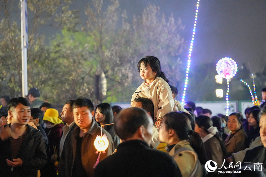 3月4日晚，云南省曲靖市陆良县城南大桥附近游人如织。人民网记者 虎遵会摄